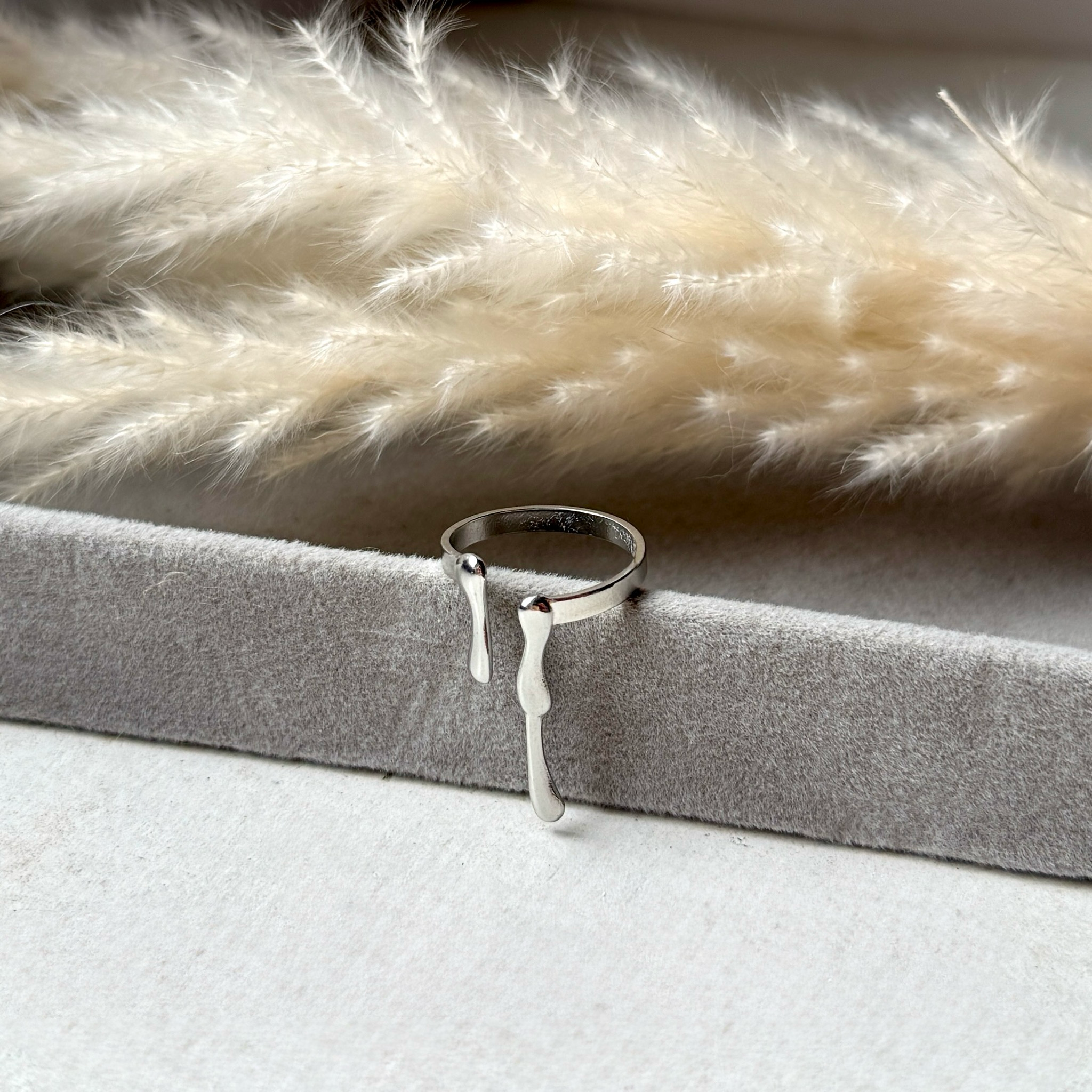 Moonlight Drop – Silberner Tropfen-Ring aus Edelstahl