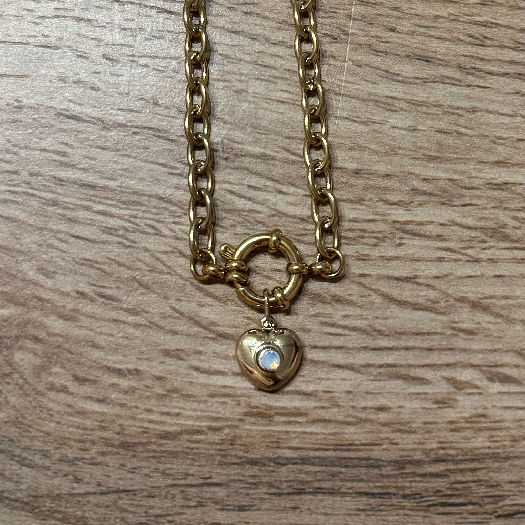 Moonlit Heart – Herz-Charm mit Mini-Mondstein aus Edelstahl | Gold