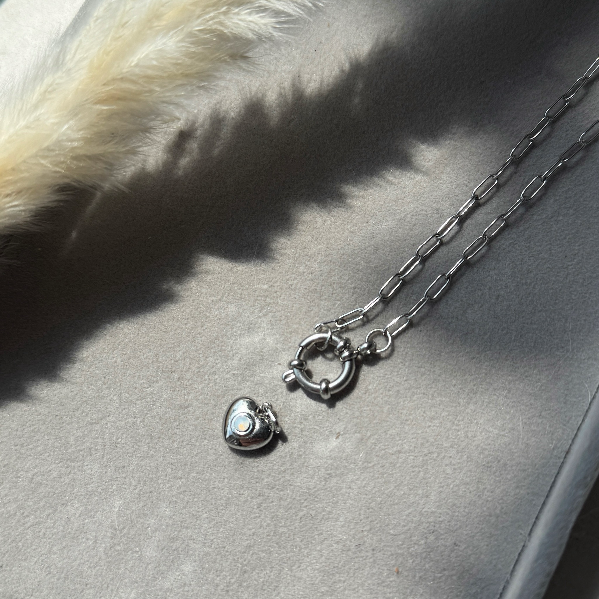 Moonlit Heart – Herz-Charm mit Mini-Mondstein aus Edelstahl | Silber