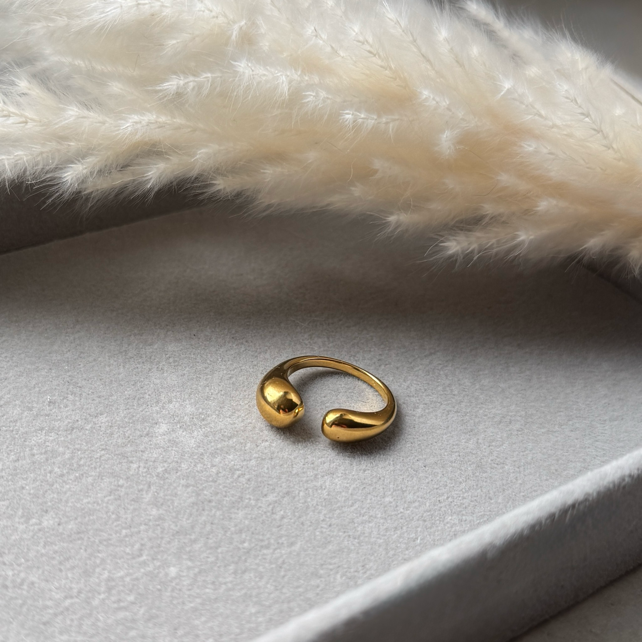 Nova Bold – Goldener Edelstahlring mit Kugel-Design
