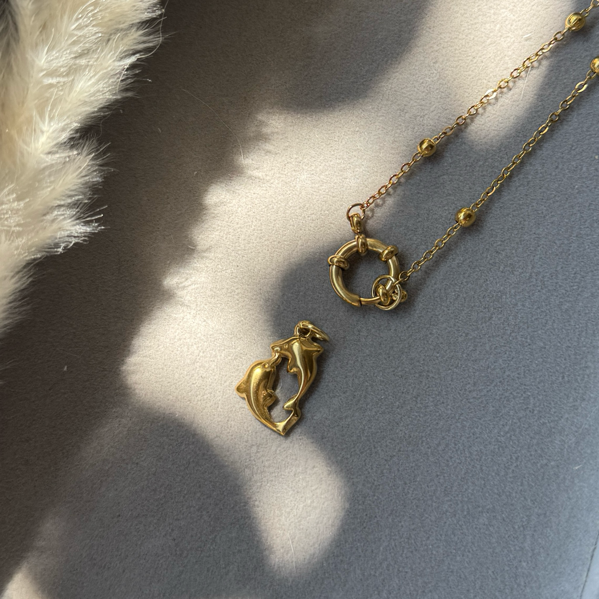 Ocean Love – Goldener Delfin-Duo-Charm aus Edelstahl