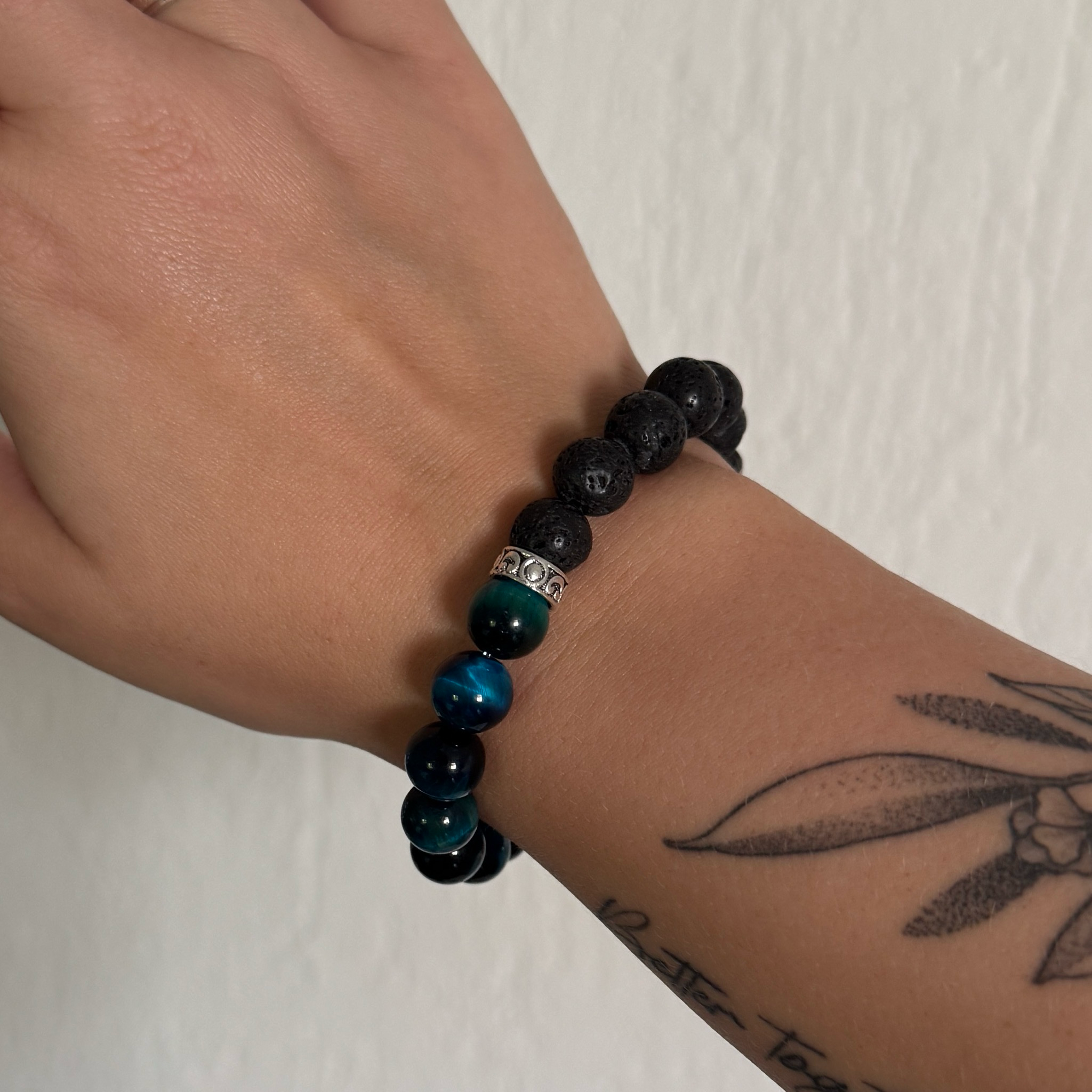 Oravya – Handgefertigte Energiearmbänder aus Lavastein & Edelsteinen
