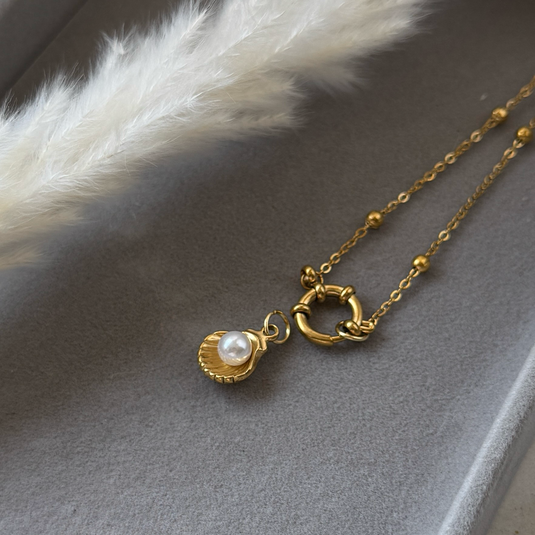 Pearl Whisper – Charm mit Muschel & Perle | Gold