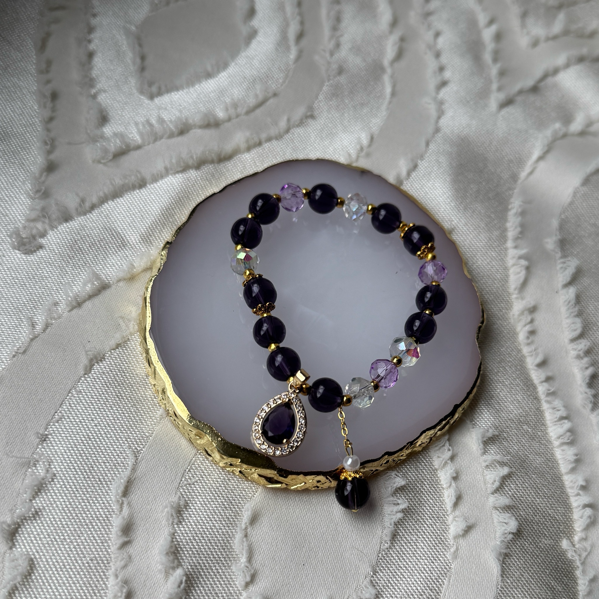 Purple Grace – Elegantes Armband mit Tropfenanhänger