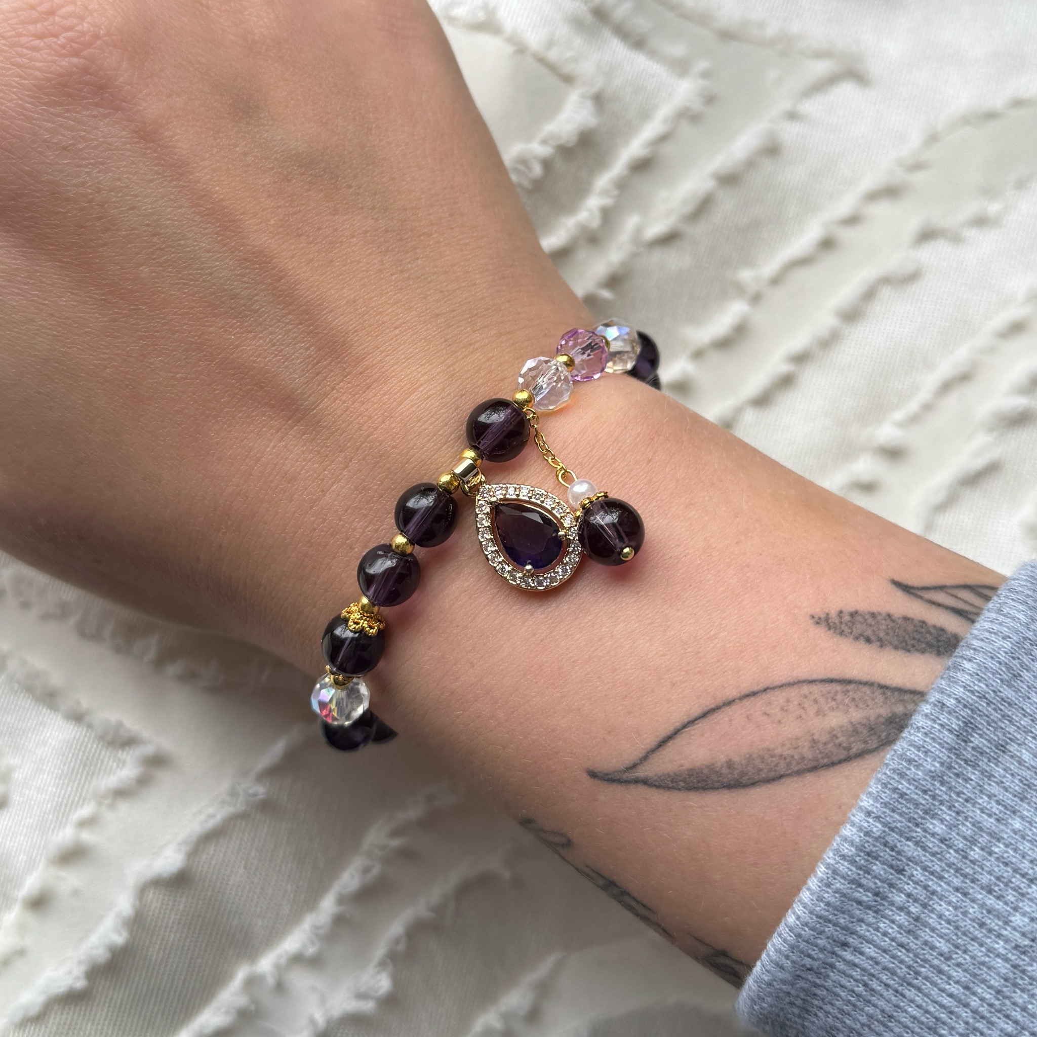 Purple Grace – Elegantes Armband mit Tropfenanhänger