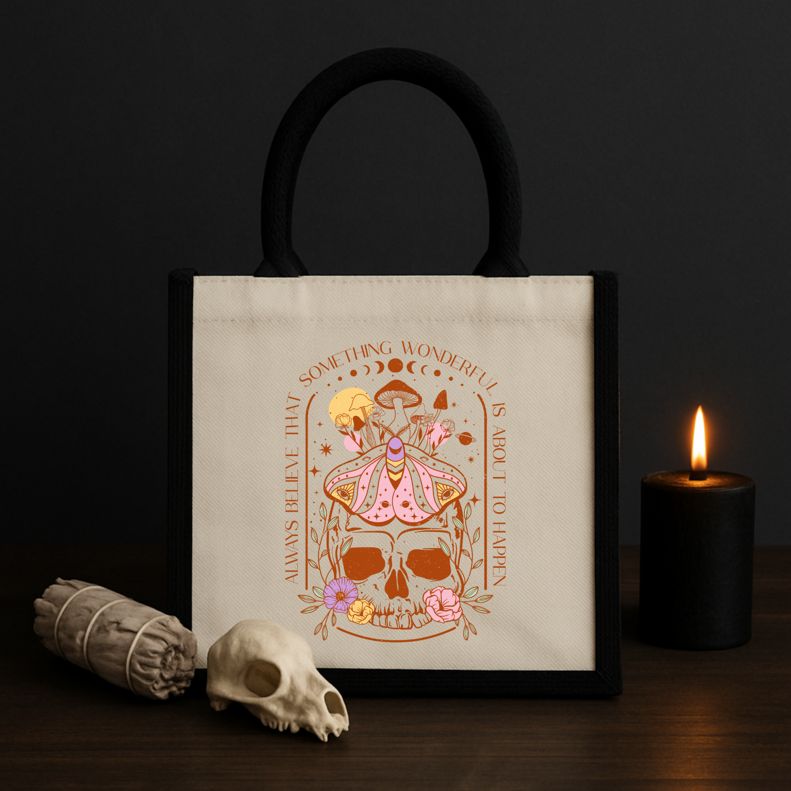 Always Believe – Mystische Jutetasche mit Totenkopf, Motte & Pilzen