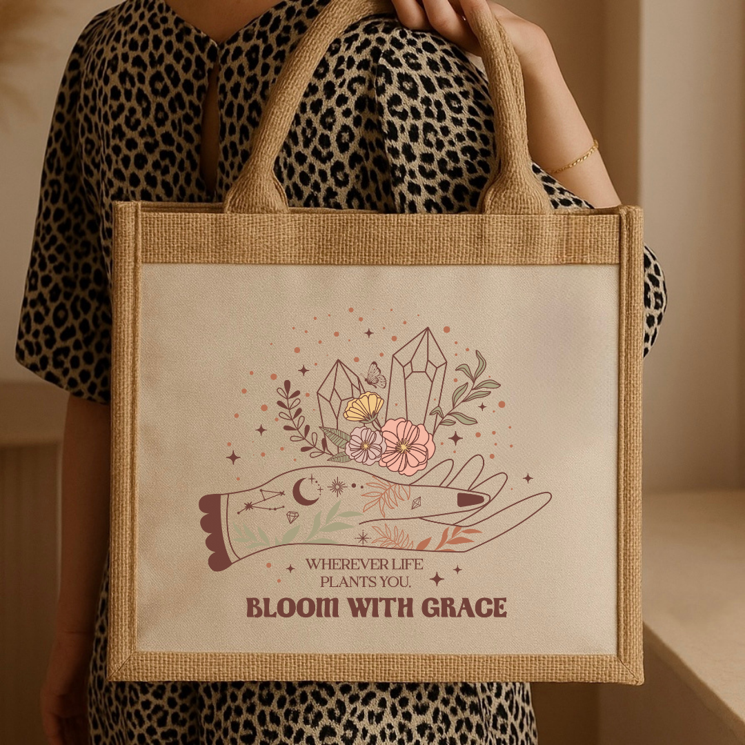 Bloom With Grace – Spirituelle Jutetasche mit Hand- & Kristallmotiv