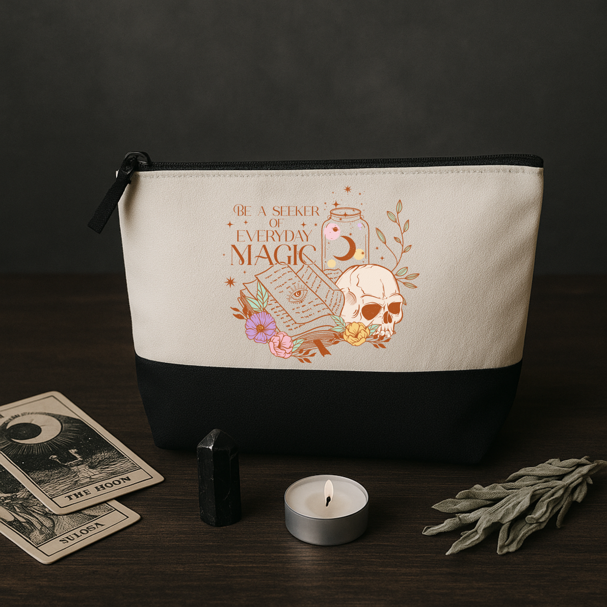 Everyday Magic – Mystische Kosmetiktasche mit Totenkopf, Zauberbuch & Spruch