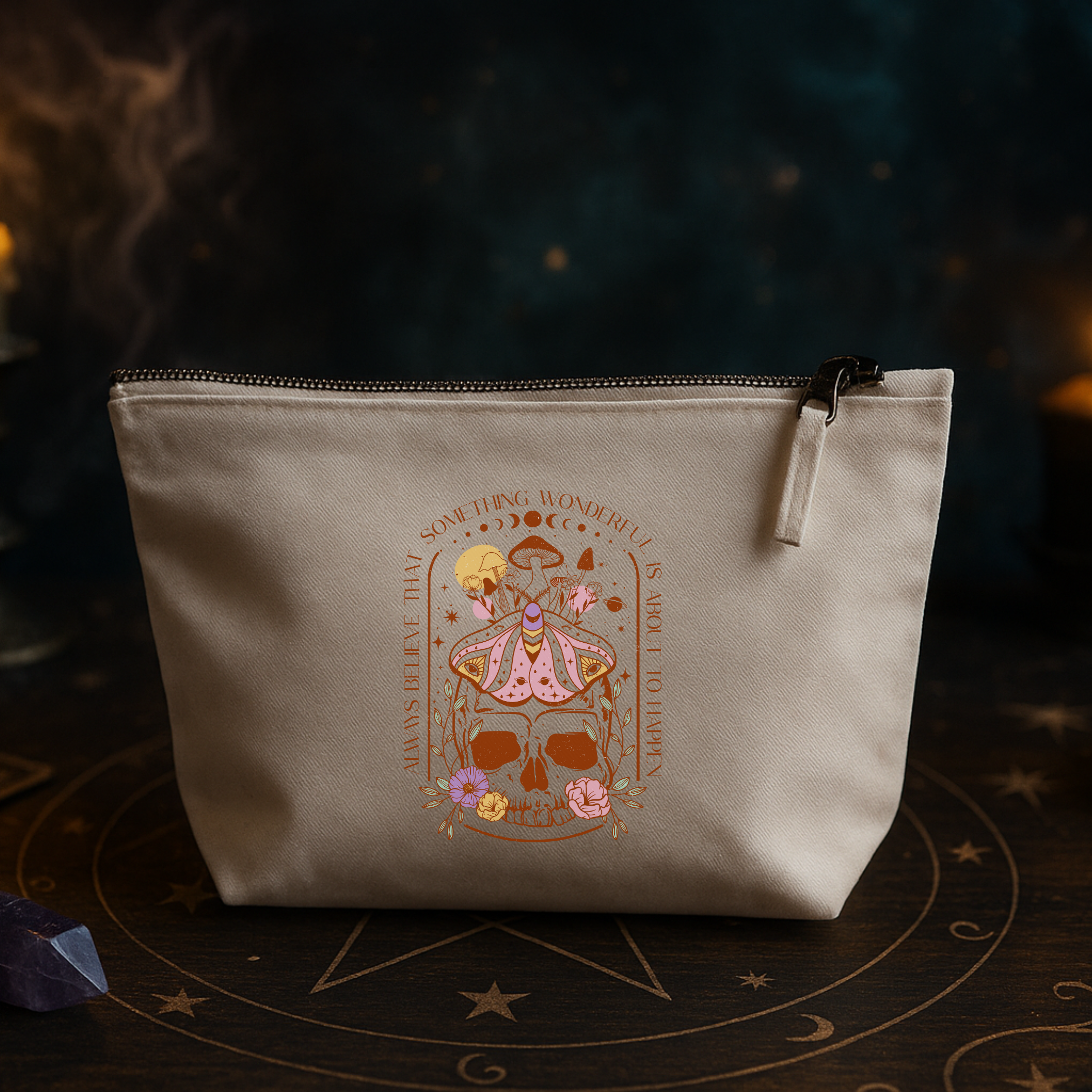 Wonderful Things – Mystische Kosmetiktasche mit Schädel, Pilzen & Spruch