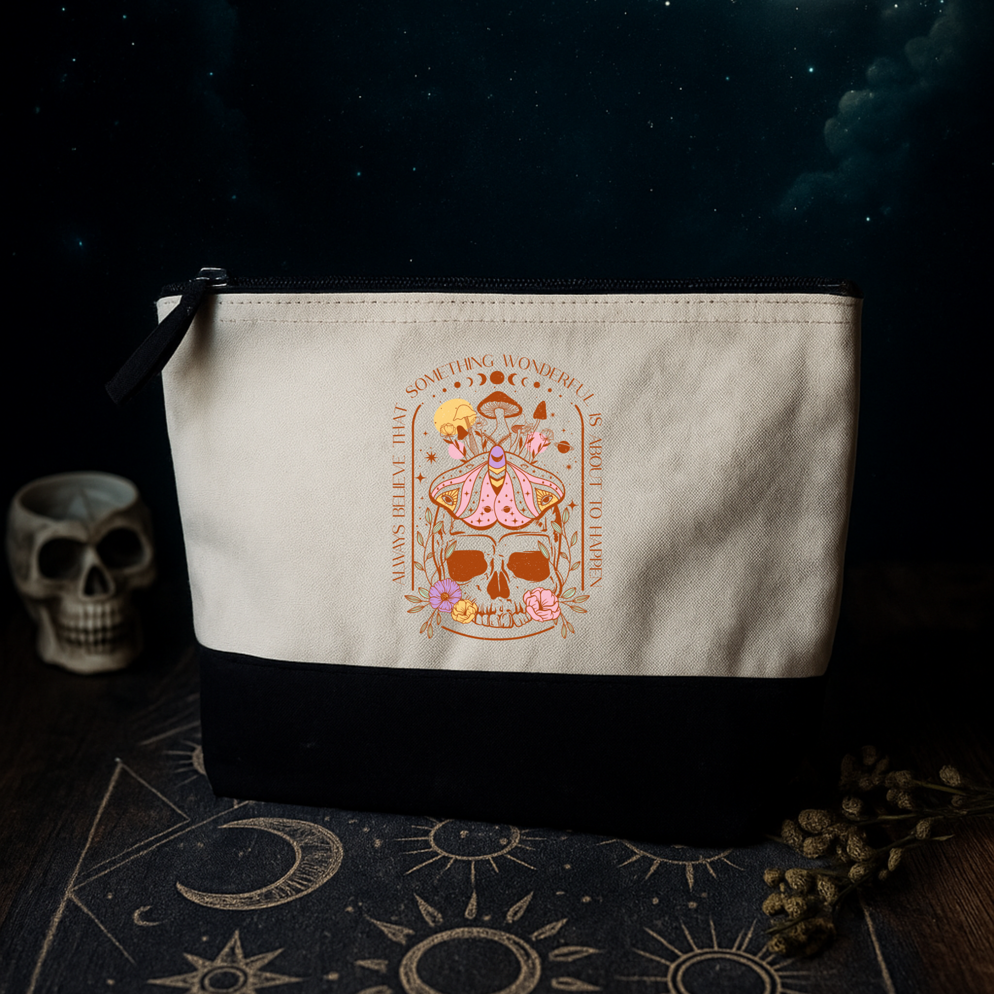 Wonderful Things – Mystische Kosmetiktasche mit Schädel, Pilzen & Spruch