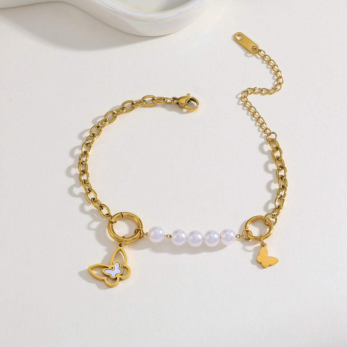 Butterfly Pearl Glow – Armband mit Perlen & Schmetterlings-Charms
